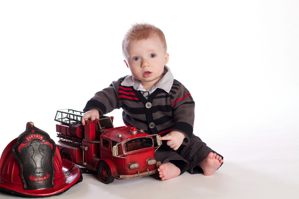 Bébé avec camion de pompier