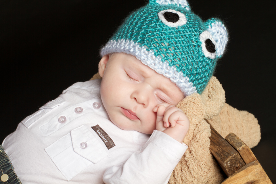 Bébé dort avec son bonnet
